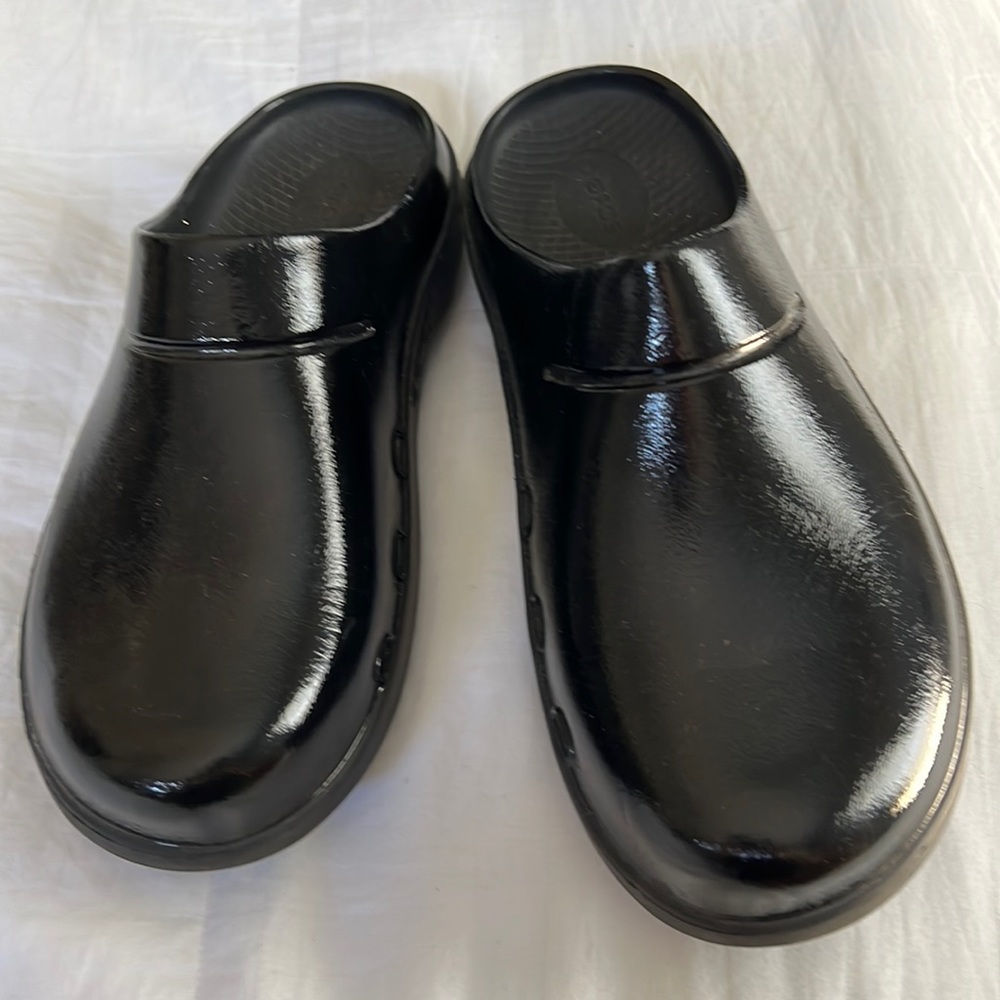 Oofos clogs size 11